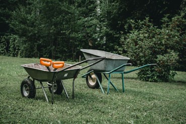 Samen tuinieren - gereedschap - kruiwagen - verzek