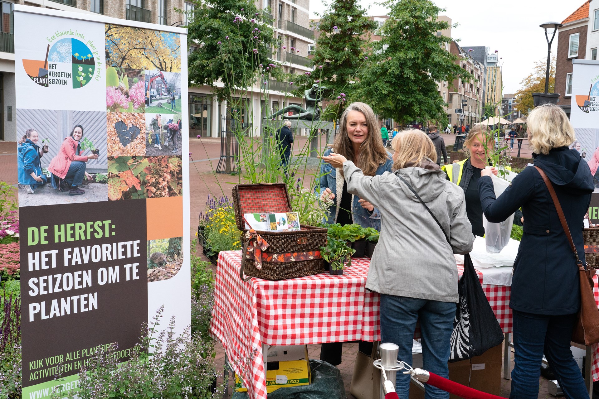 wethouder deelt planten uit Sjon.nl 