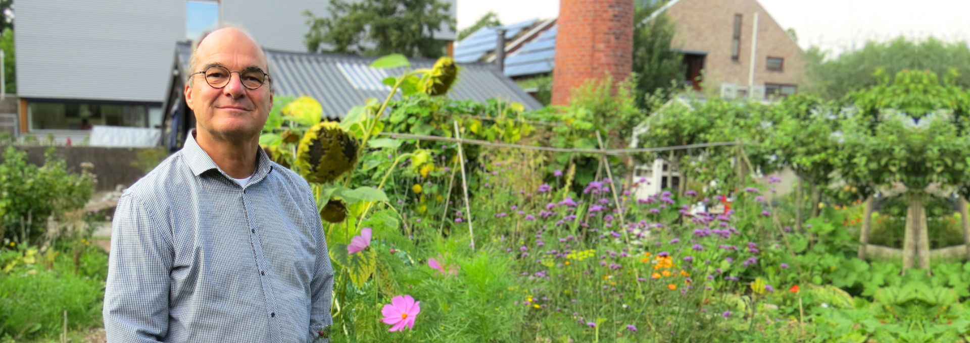 Willem Helwegen in de buurttuin naast ons kantoor