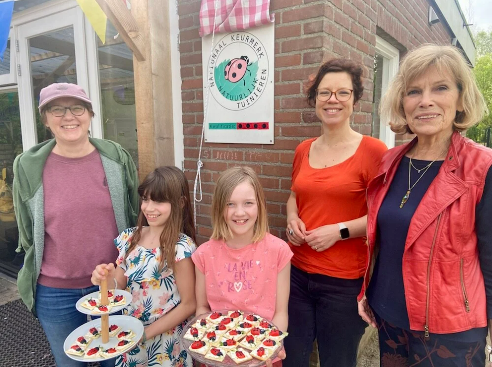 Marjolein Steeman, Linda Voortman, Ans Hobbelink en twee kinderen met zelfgemaakte lieveheersbeestjes foto Arnoud Wolff.png