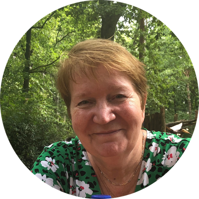 Janny van den Bor rond.png