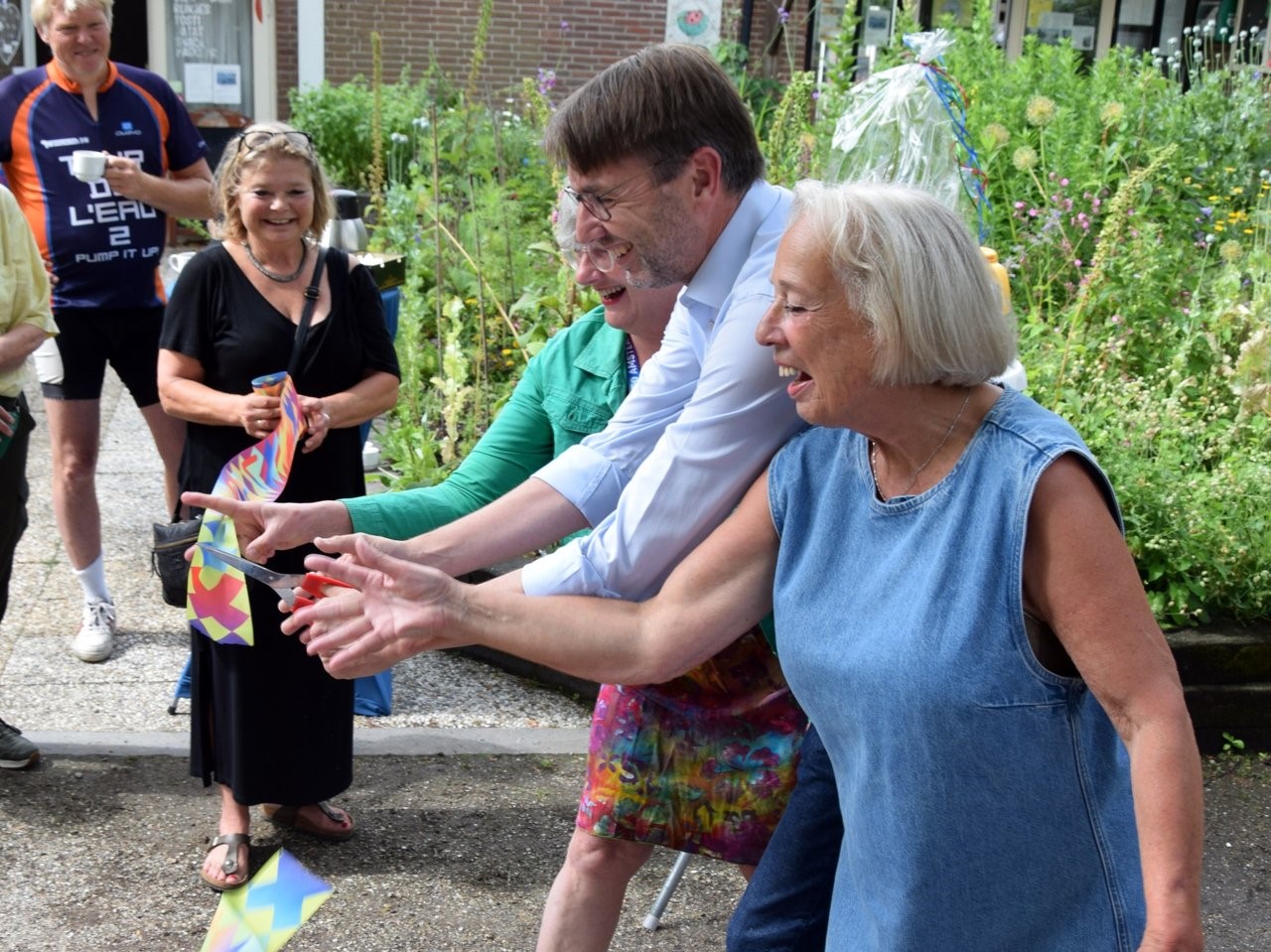 6_AG2025_Wethouder_voorzitters_knippen_lint.jpg
